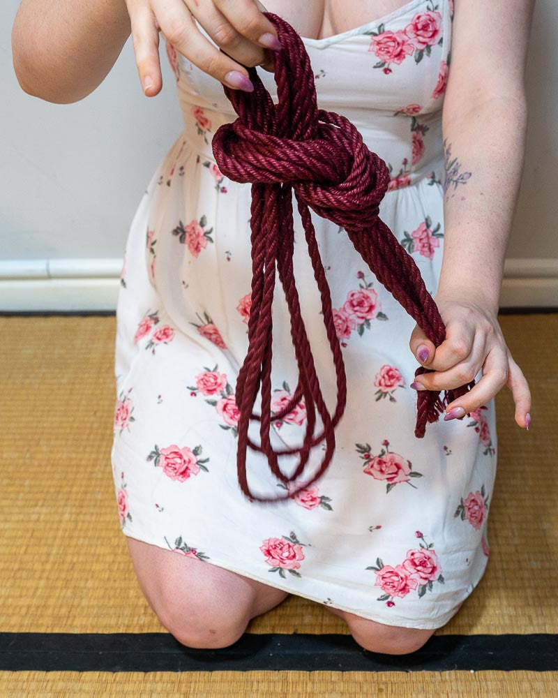 Knotted and coiled shibari rope, how to hank