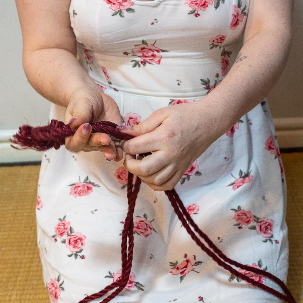 Tail ends of shibari rope, how to hank tutorial