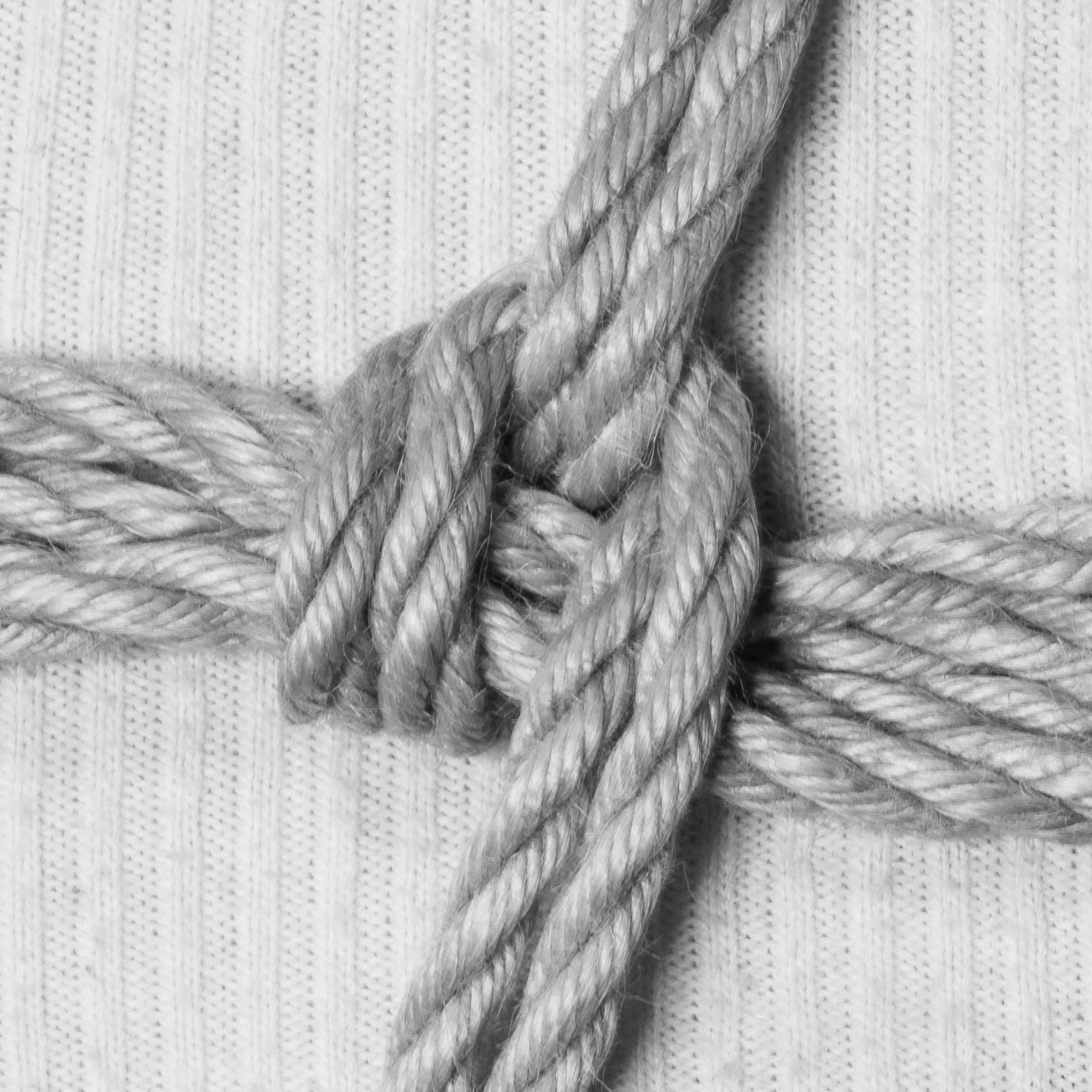 Shibari Knot Guide, tieing the No-Dome friction.  Reborn Ropes.